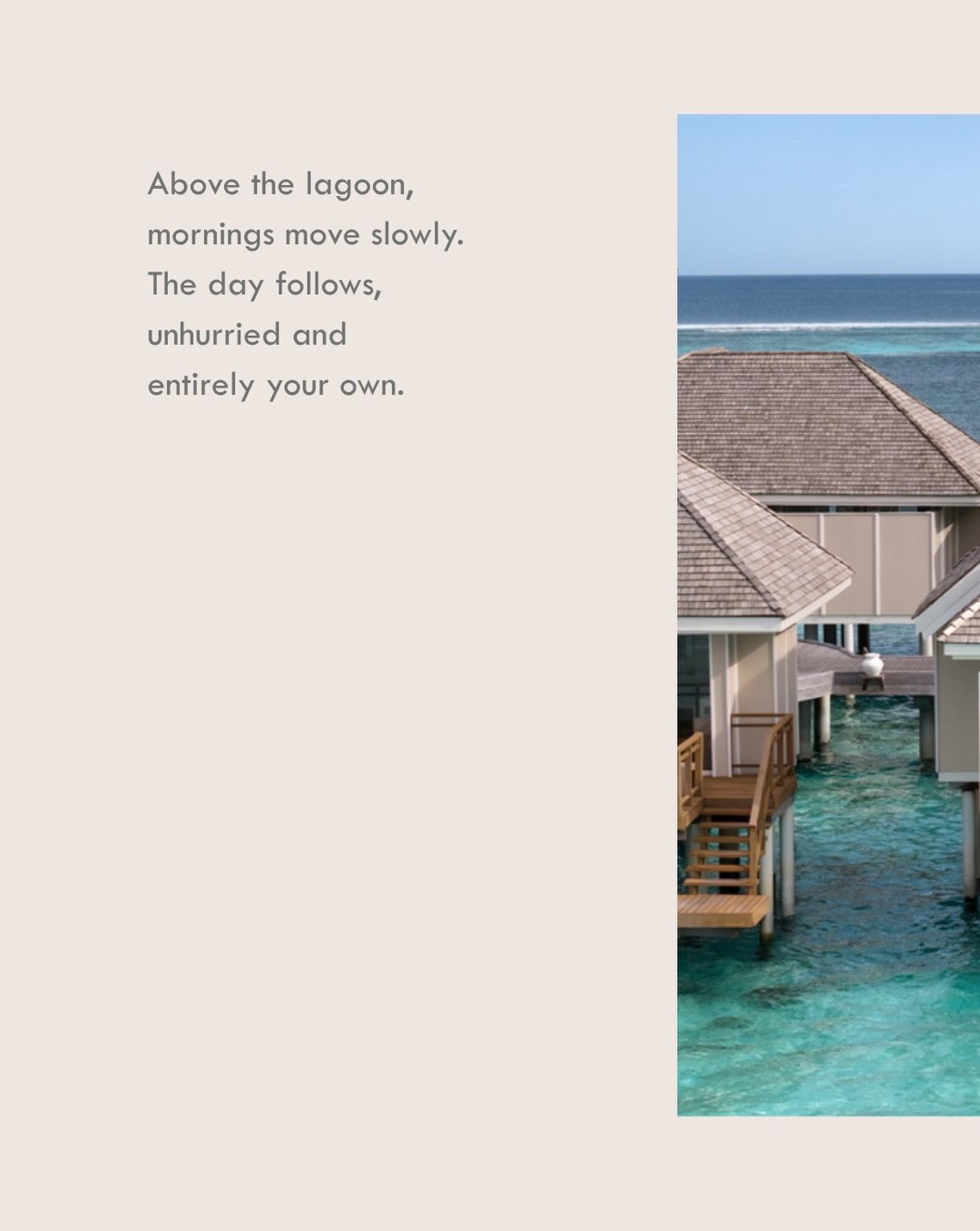 Foto von LUX* South Ari Atoll vom 01. September 2026. Möglicherweise ein Bild von Magazin, Poster und Text mit der Aufschrift „Über der Lagune vergehen die Morgen langsam. Der Tag folgt, unbeeilt und ganz Ihr eigener.“