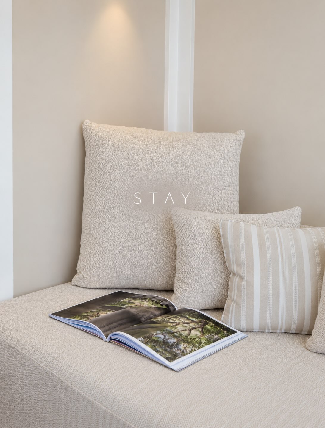 Foto condivisa da LUX* South Ari Atoll il 14 settembre 2026 con tag @luxresorts. Potrebbe contenere poltrona, divano, pouf, tappeto, chaise longue, interni e testo che dice "STAY".