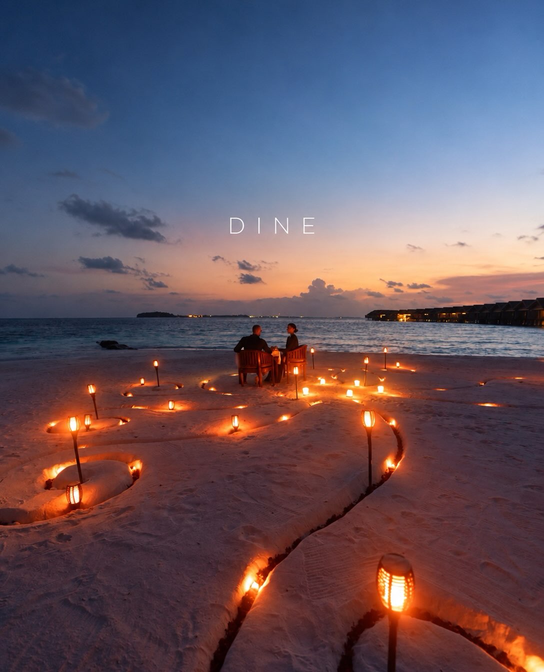 Foto di LUX* South Ari Atoll del 19 settembre 2026. Potrebbe contenere lanterna, candela, crepuscolo, spiaggia e testo che dice "DINE".