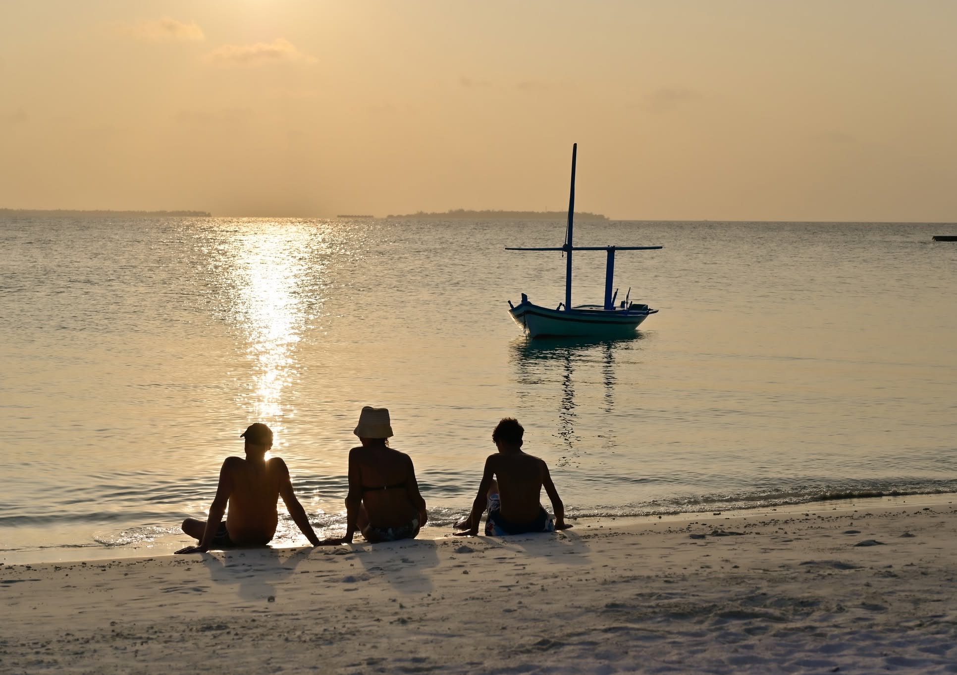 Ending the day the Makunudu way… proof that paradise is real #yourintimatehideaway 
.
.
.
 #paradiseisland #amazinghousereef #honeymooners #islandlife #coupledestinations #islandvibes #honeymoondestin