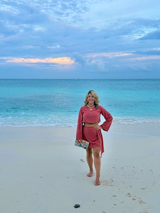 Foto geteilt von Brittany Alison am 03. September 2026, verlinkt mit @maldivesinsider, @travelandleisure, @visitmaldives, @maldives und @makunuduisland. Könnte ein Bild von Kopftuch, Sarong, Sommerkleid, Ozean sein