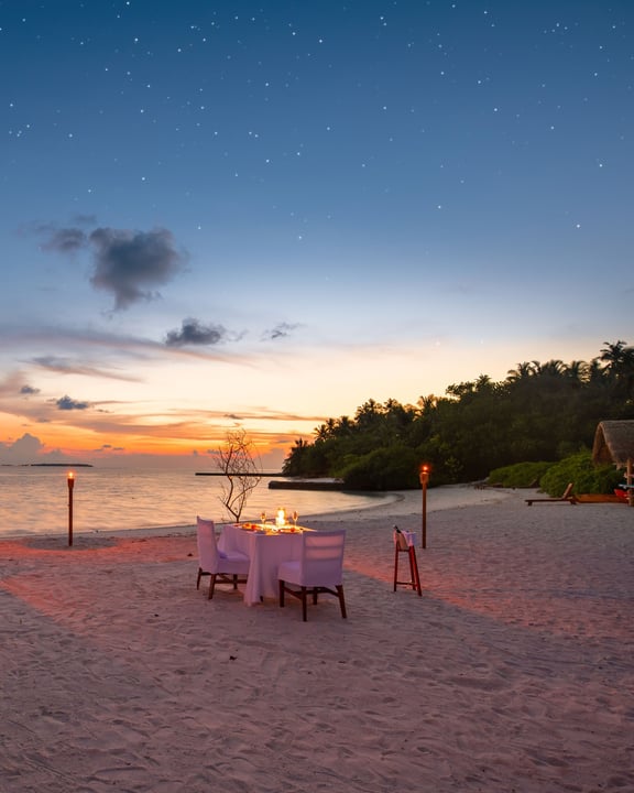 Foto von Makunudu Island vom 02. September 2026. Könnte ein Bild von Liegestuhl, Dämmerung, Strand, Wasser, Cabana und Text sein.