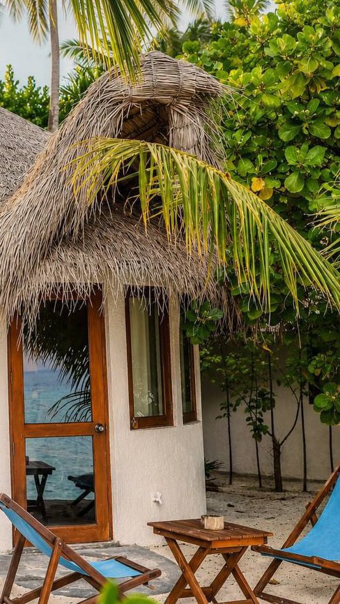 Sortez de votre bungalow et plongez directement dans la mer. Juste vous, l'océan, et la beauté sans effort de la vie insulaire. #bungalows 
•
•
•
#islandlife #islandvibes #paradiseisland #maldivesislands