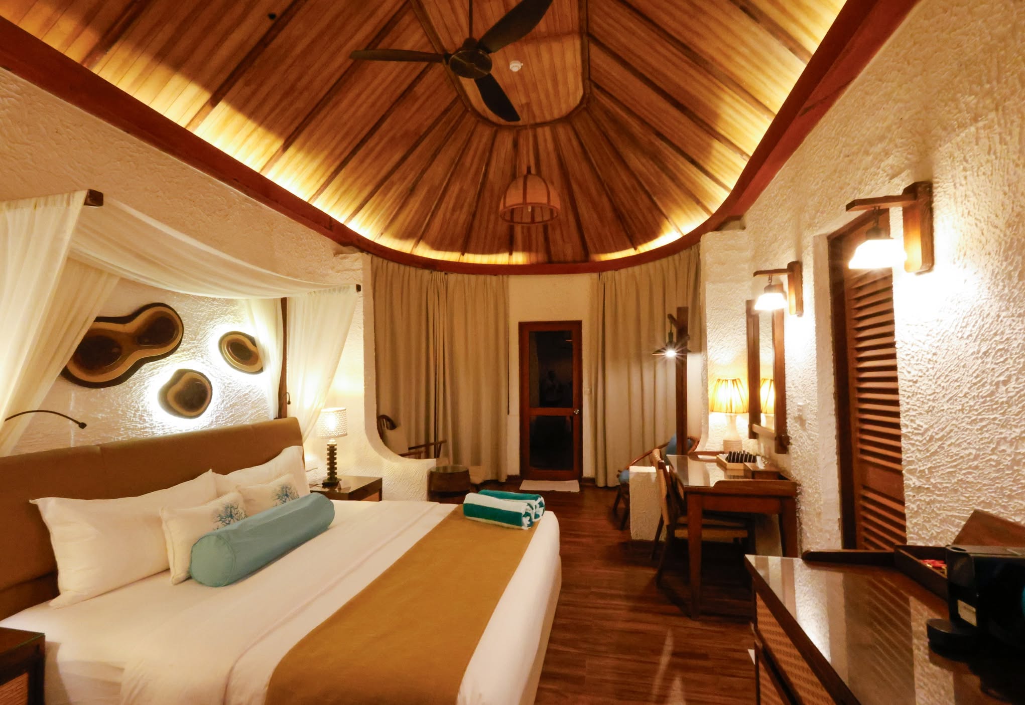 Foto di Makunudu Island del 09 settembre 2026. Potrebbe contenere: letto, testiera, camera da letto, interni e testo.