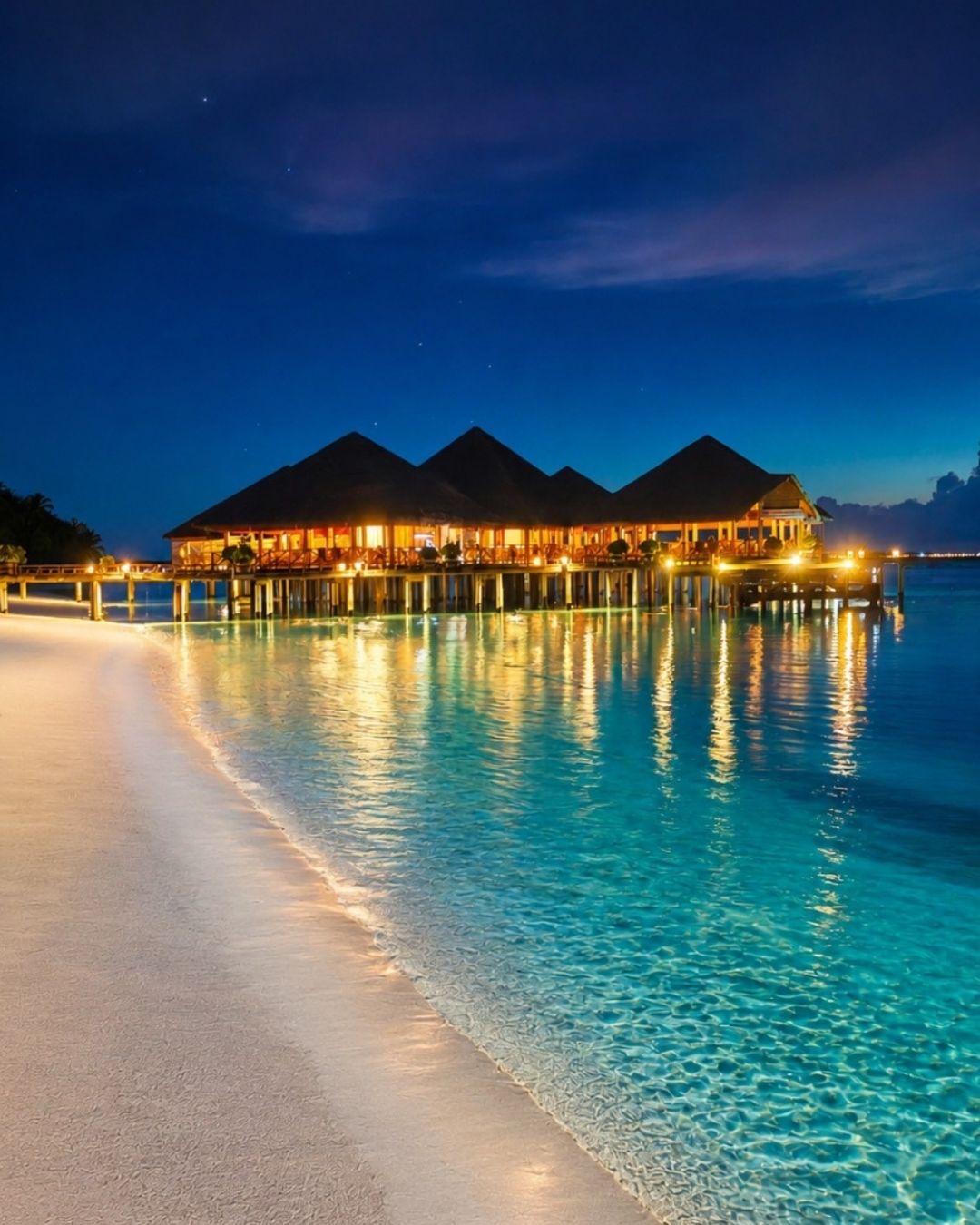 Foto di Medhufushi Island Resort del 29 agosto 2026. Potrebbe essere un'immagine di crepuscolo, specchio d'acqua, cabana e testo.