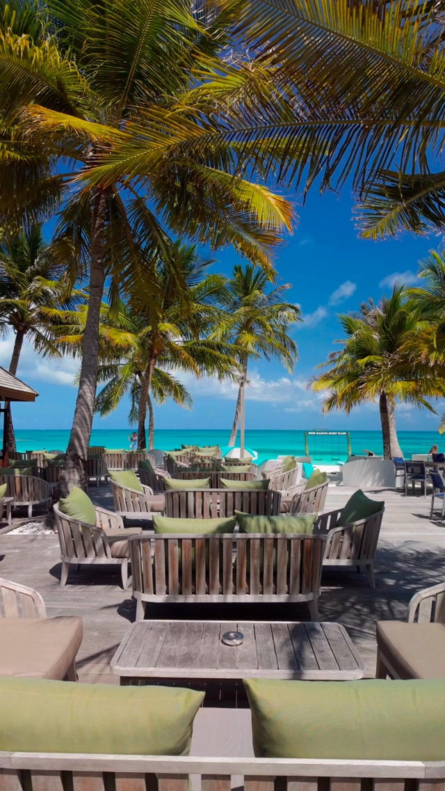 Was wäre, wenn das heute Ihr Ausblick wäre? 🌴💙

Palmen über Ihnen, türkisfarbenes Wasser vor Ihnen, und sonst müssen Sie nirgendwo sein. Im Meeru Maldives Resort Island entfalten sich die Inseltage in ihrem eigenen Tempo, umgeben von