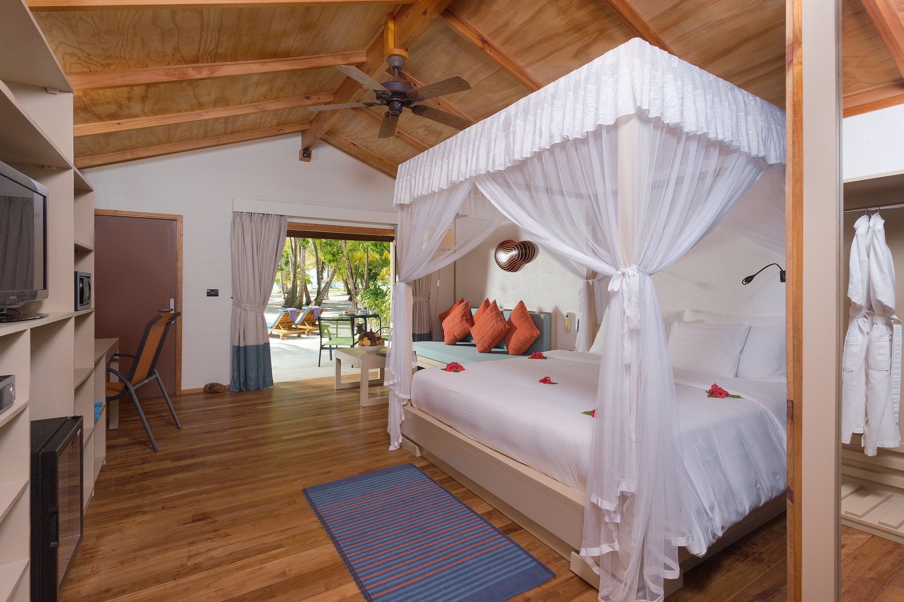Schlafzimmer der Jacuzzi Beach Villa im Meeru Island Resort & Spa