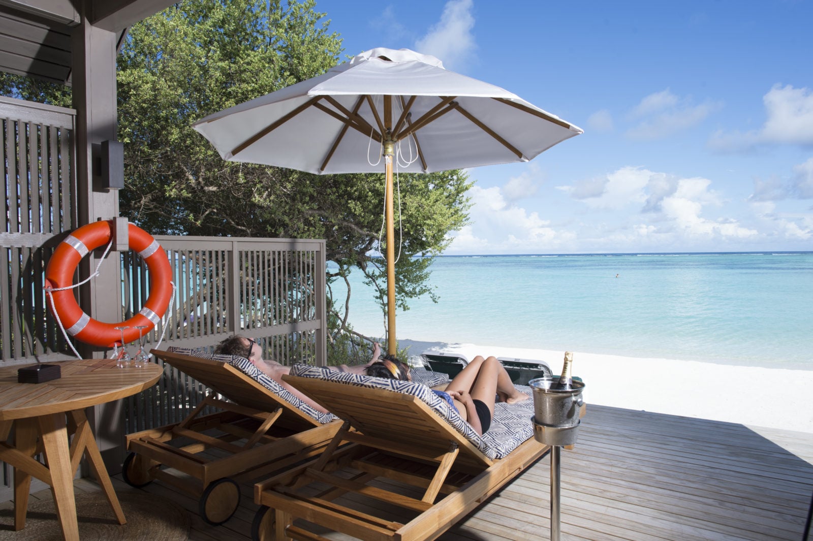 Terrasse der Water Front Villa im Meeru Island Resort & Spa
