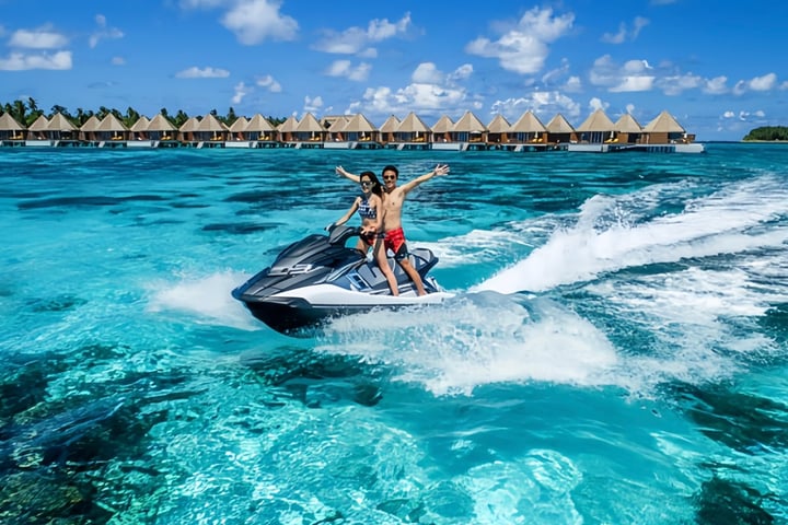 Foto von Mercure Maldives Kooddoo im Mercure Maldives Kooddoo Resort. Zu sehen sind möglicherweise Jetski, Schnellboot, Wasser und Text.