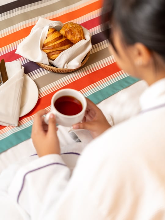 Foto von Mercure Maldives Kooddoo in Mercure Maldives Kooddoo Resort. Könnte ein Bild von Nachtwäsche, Tee, Croissant und Text sein.