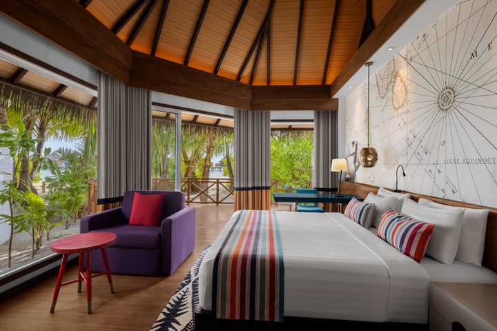 Foto von Mercure Maldives Kooddoo in Mercure Maldives Kooddoo Resort. Könnte ein Bild von Bett, Schlafzimmer und Text sein.