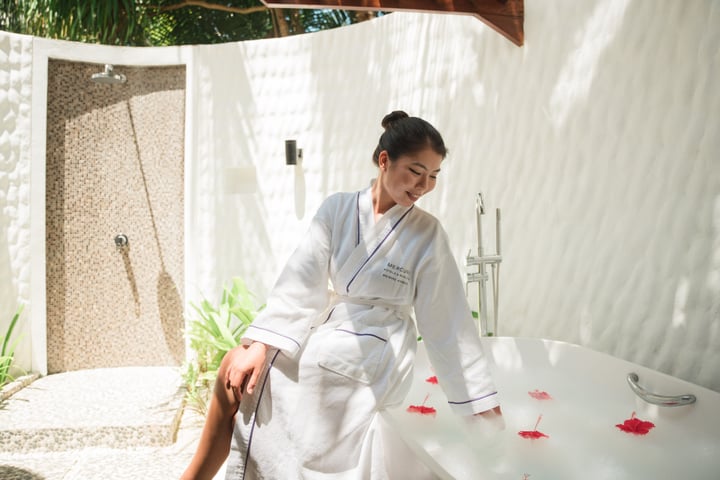 Foto von Mercure Maldives Kooddoo in Mercure Maldives Kooddoo Resort. Könnte ein Bild von Handtuch, Dusche, Bademantel, Bad, Robe und Text sein.