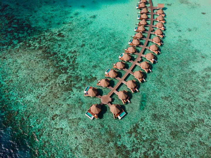Foto von Mercure Maldives Kooddoo in Mercure Maldives Kooddoo Resort. Könnte ein Bild von Schwimmen, Floß, Wasser und Text sein.