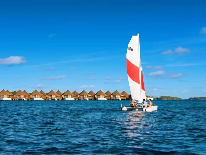 Laissez la brise vous porter et découvrez l’île sous un tout nouvel angle. 🌊✨

Naviguez sur le bleu, rien que de l’eau libre devant vous et les villas sur pilotis derrière. Simple, léger, et juste assez aventureux pour rendre