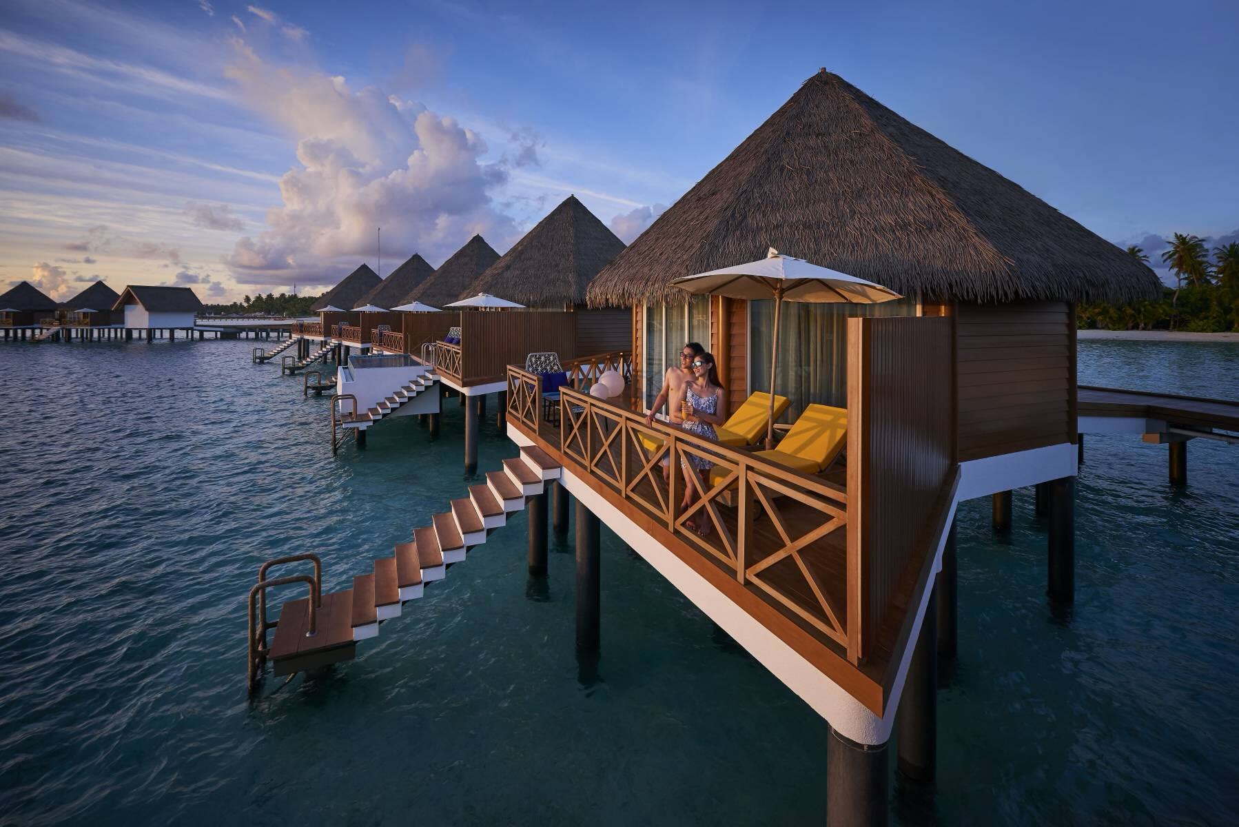 Foto di Mercure Maldives Kooddoo presso Mercure Maldives Kooddoo Resort. Potrebbe contenere un'immagine di cabana e testo.