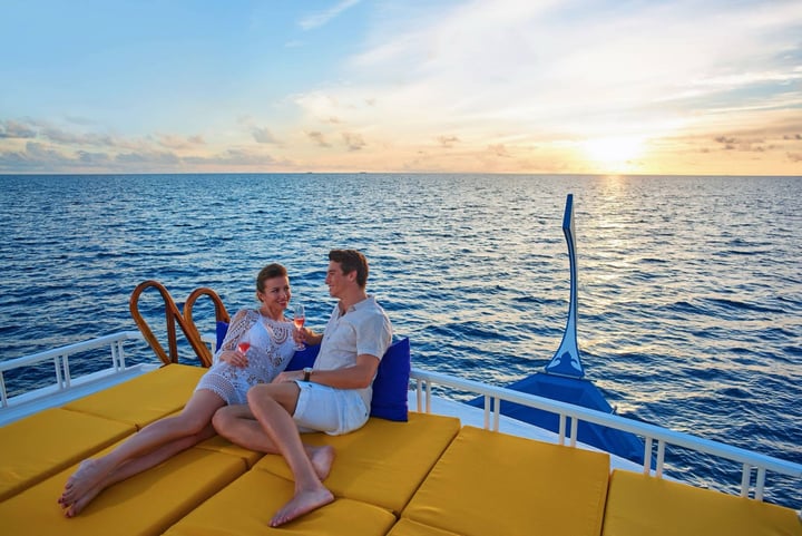 Foto di Mercure Maldives Kooddoo in Mercure Maldives Kooddoo Resort. Potrebbe contenere un'immagine di barca, yacht, sdraio, oceano, houseboat e testo.