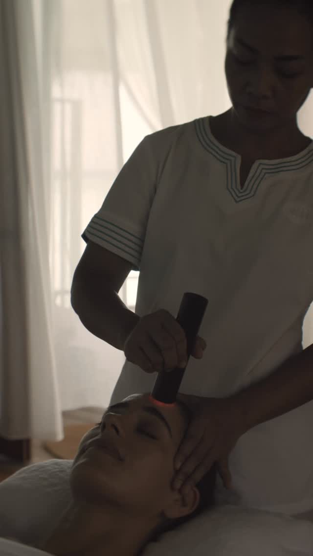 The sound of waves lapping gently below, the ocean breeze on your skin and sunlight warming your soul… At Milaidhoo’s Serenity Spa, every el