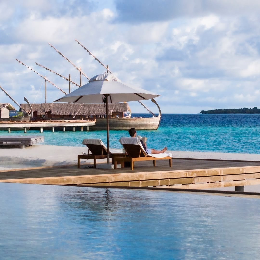 We are delighted to welcome internationally acclaimed photographer @gregfinck to Milaidhoo for an exclusive photography workshop on 21st Apr