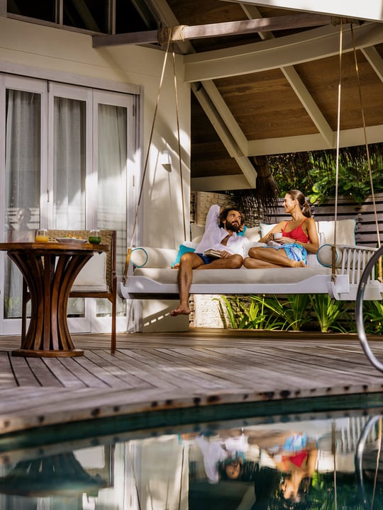 Foto di Milaidhoo Maldives del 14 settembre 2026. Potrebbe essere un'immagine con lettino, sedia a sdraio, piscina, cabana, esterni e testo.
