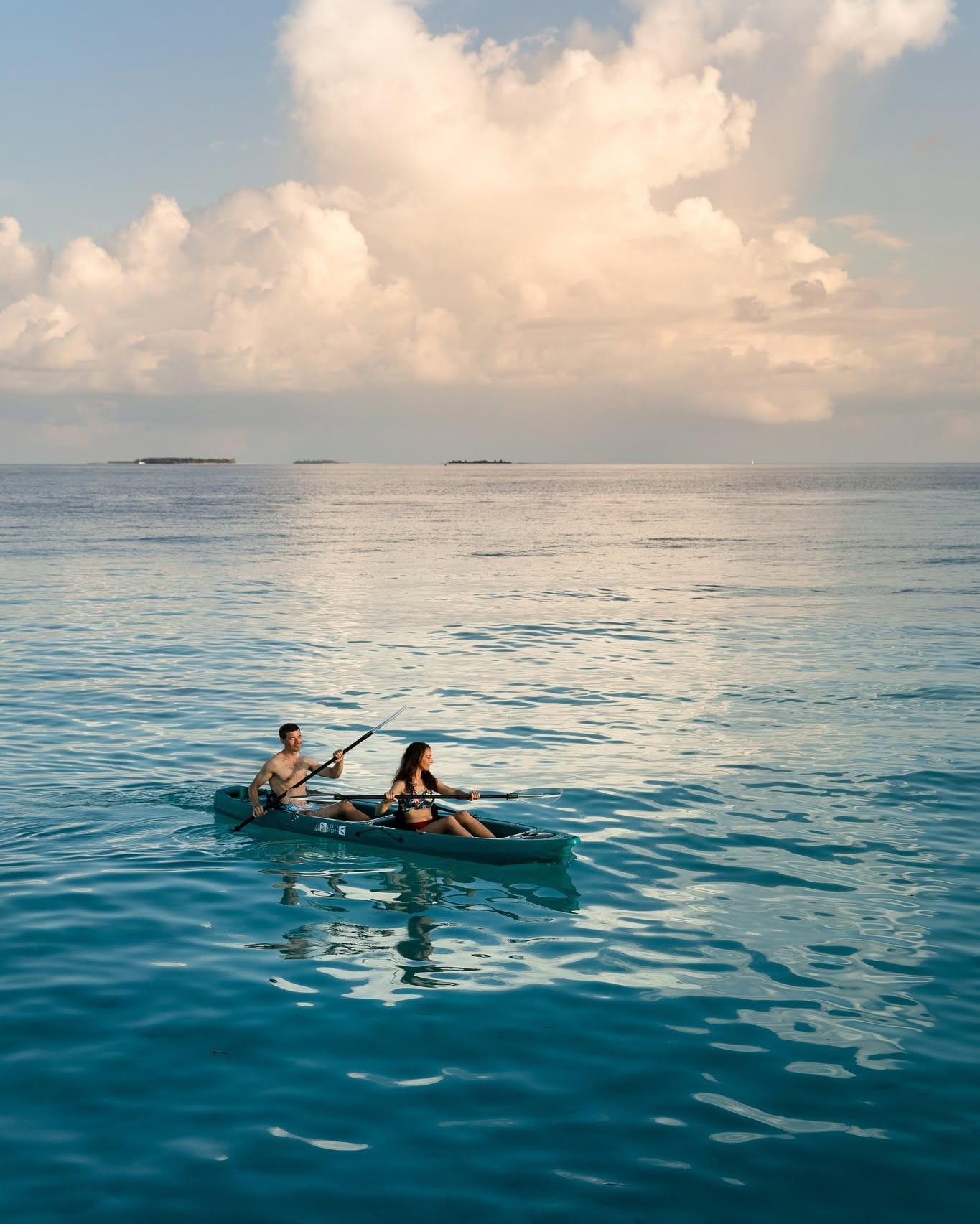 Plus vous êtes silencieux, plus vous voyez.

Kayaks, paddleboards, planches à voile, catamarans : tout ce que nous proposons sur l'eau est non motorisé.

Rien ne rugit, rien ne se précipite. Juste vous, le lagon et notre