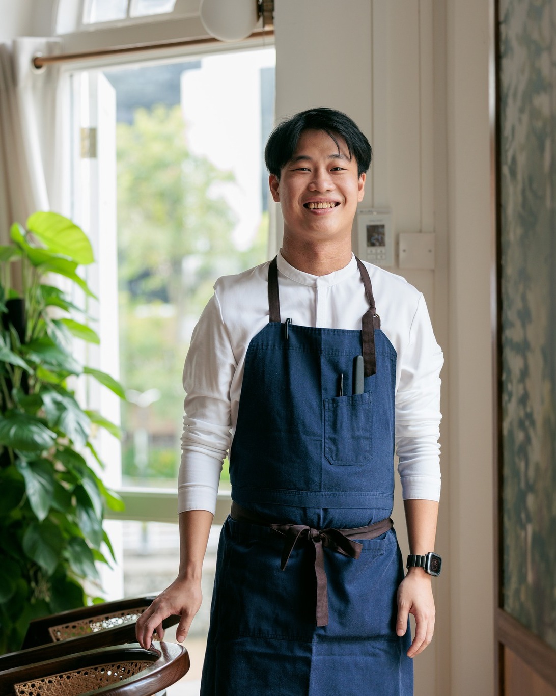 Rencontre avec le Chef Laurence Tan.

Il dirige les cuisines du JAG à Singapour, un restaurant étoilé au Michelin, et il fait partie des jeunes chefs de classe mondiale d'Asie.

Son histoire a commencé à la maison, où l'amour de ses parents pour 