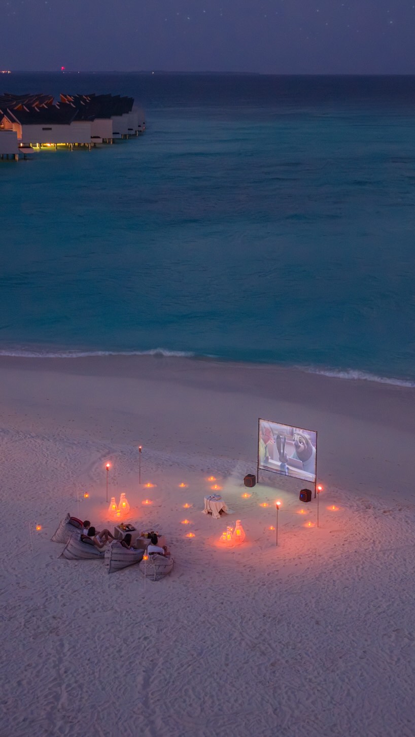 Familienurlaub besteht aus genau solchen Momenten.

Barfuß am Strand, Lieblingsfilme, gemeinsames Lachen und die Sterne darüber. Cinema Under the Stars bringt alle für einen Abend zusammen, der sich anfühlt wie