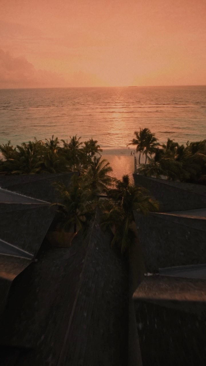 Die goldene Stunde entfaltet sich am Latitude 5.5, wo Ozeanblicke auf unvergessliche Abende treffen.

#Kuredhivaru #Maldives #Ennismore