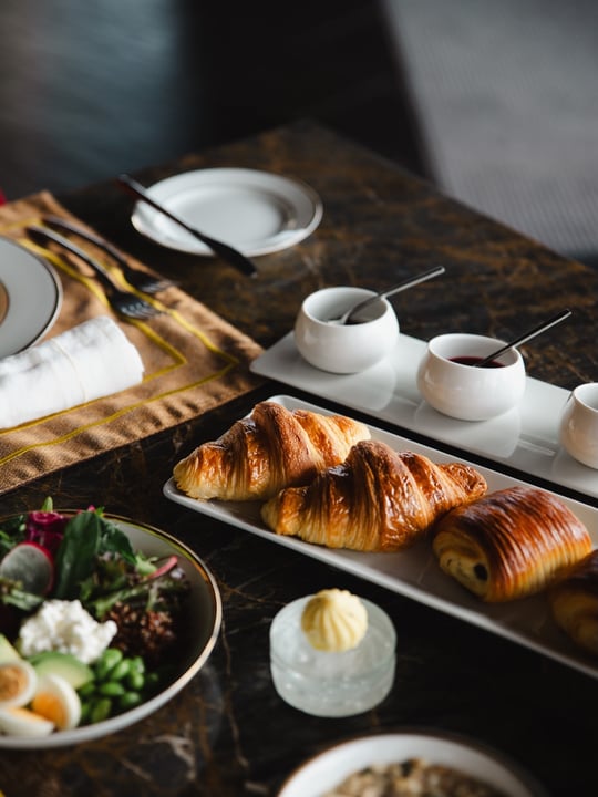 Foto von Kuredhivaru Resort and Spa vom 26. August 2026. Könnte ein Bild von einem Croissant, Geschirr und Text sein.