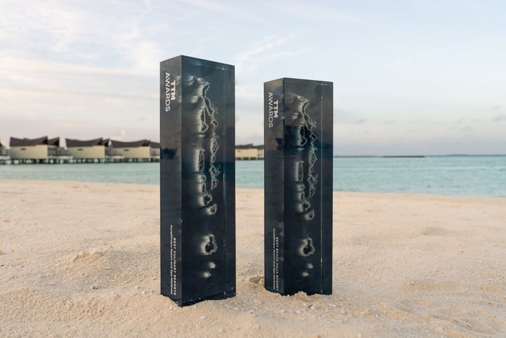 Foto von Kuredhivaru Resort and Spa in Kuredhivaru Resort and Spa mit @traveltrademv. Könnte ein Bild von einer Skulptur, Stone Henge und Text sein, auf dem „AWARDS AWARDS TTM“ steht.