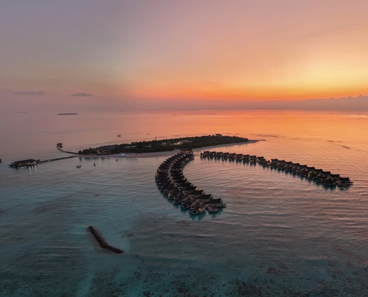 Set on a secluded Maldivian island, Kuredhivaru is defined by endless horizons, turquoise waters, and sun-kissed sands. Villas are nestled into nature, days drift between ocean escapes, wellness exper
