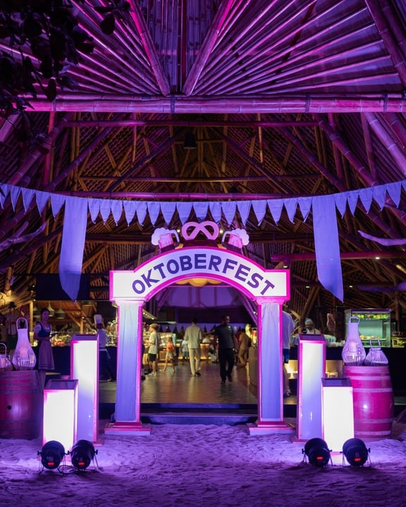 Un peu de Bavière, beaucoup d’esprit insulaire.
Bretzels tout juste sortis du four, classiques bavarois et musique live ont donné un rythme festif à Kuredhivaru pour notre célébration Oktoberfest.
Retour en images sur une soirée é