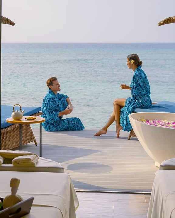 Même vue d’en haut, on sent le calme.
Les salles de soins sur pilotis s’étendent sur le bleu au Sun Spa by Healing Earth. Ici, vues sur l’océan et rituels spa personnalisés vous invitent à faire une pause, à respirer d