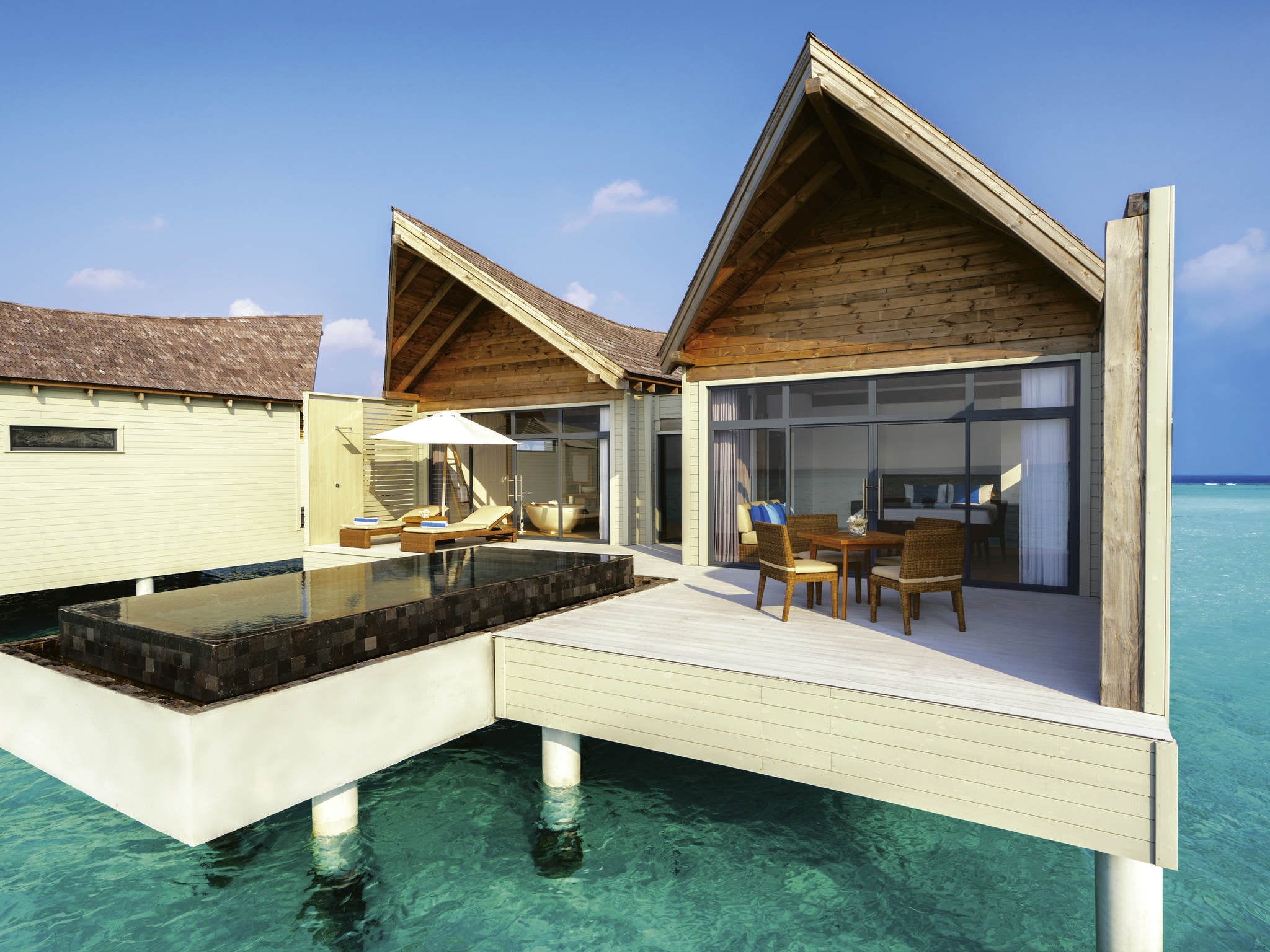 Overwater Pool Villa Sunrise im Kuredhivaru Resort and Spa