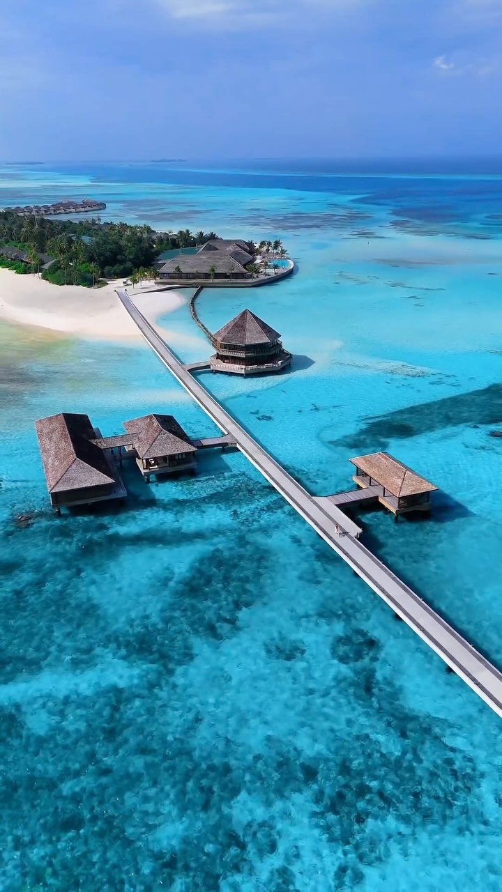 A walk between paradises, where two islands meet and memories intertwine 🏝️🩵

A long-stretched 650-meter bridge connects our two islands Mabin and Dheru Island into one resort.

📷 via @umutilkaya

