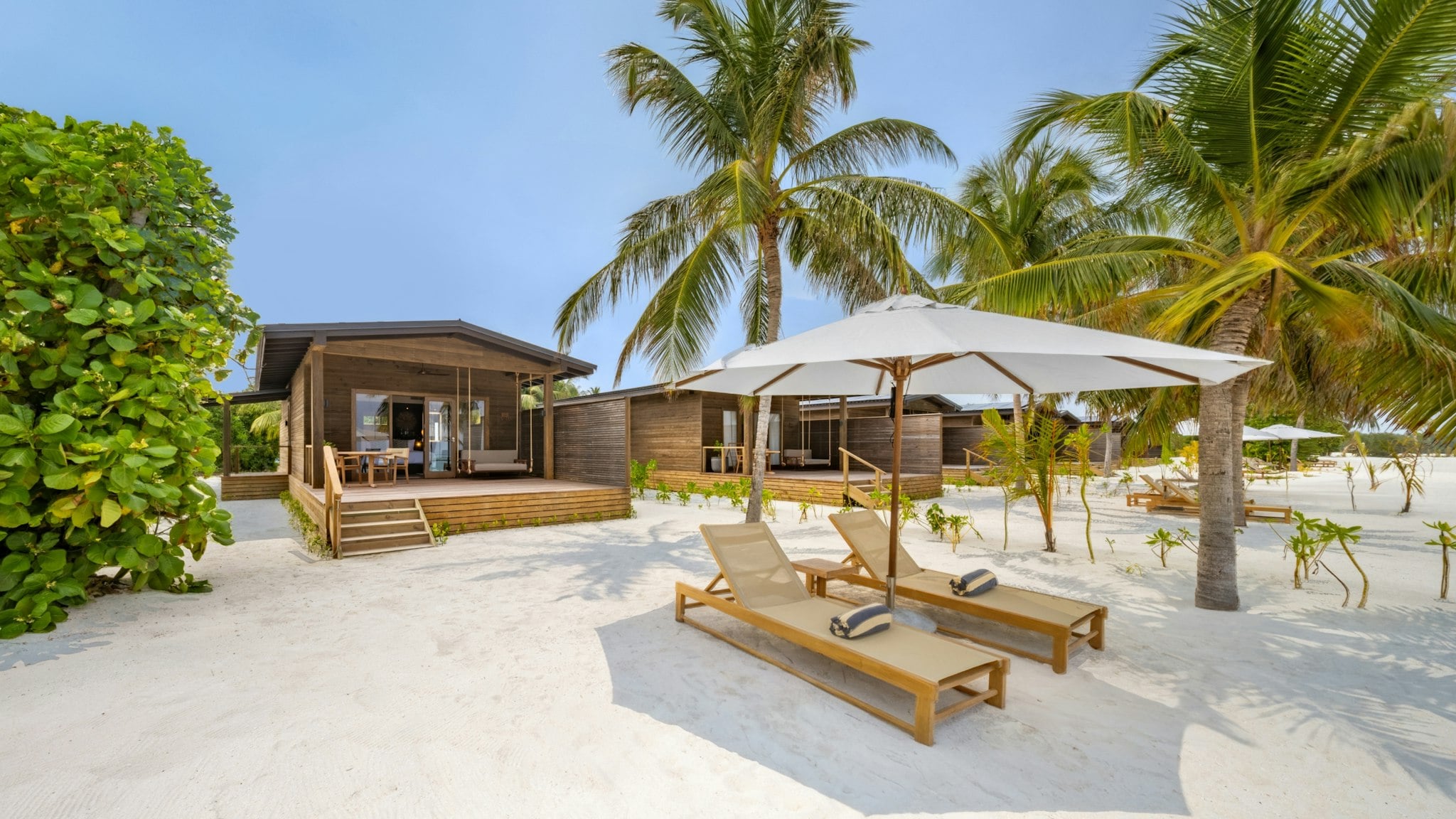 Die Romantic Beach Villa liegt direkt am Strand, mit einer Deck mit Meerblick und Schaukel im Nala Maldives by Jawakara