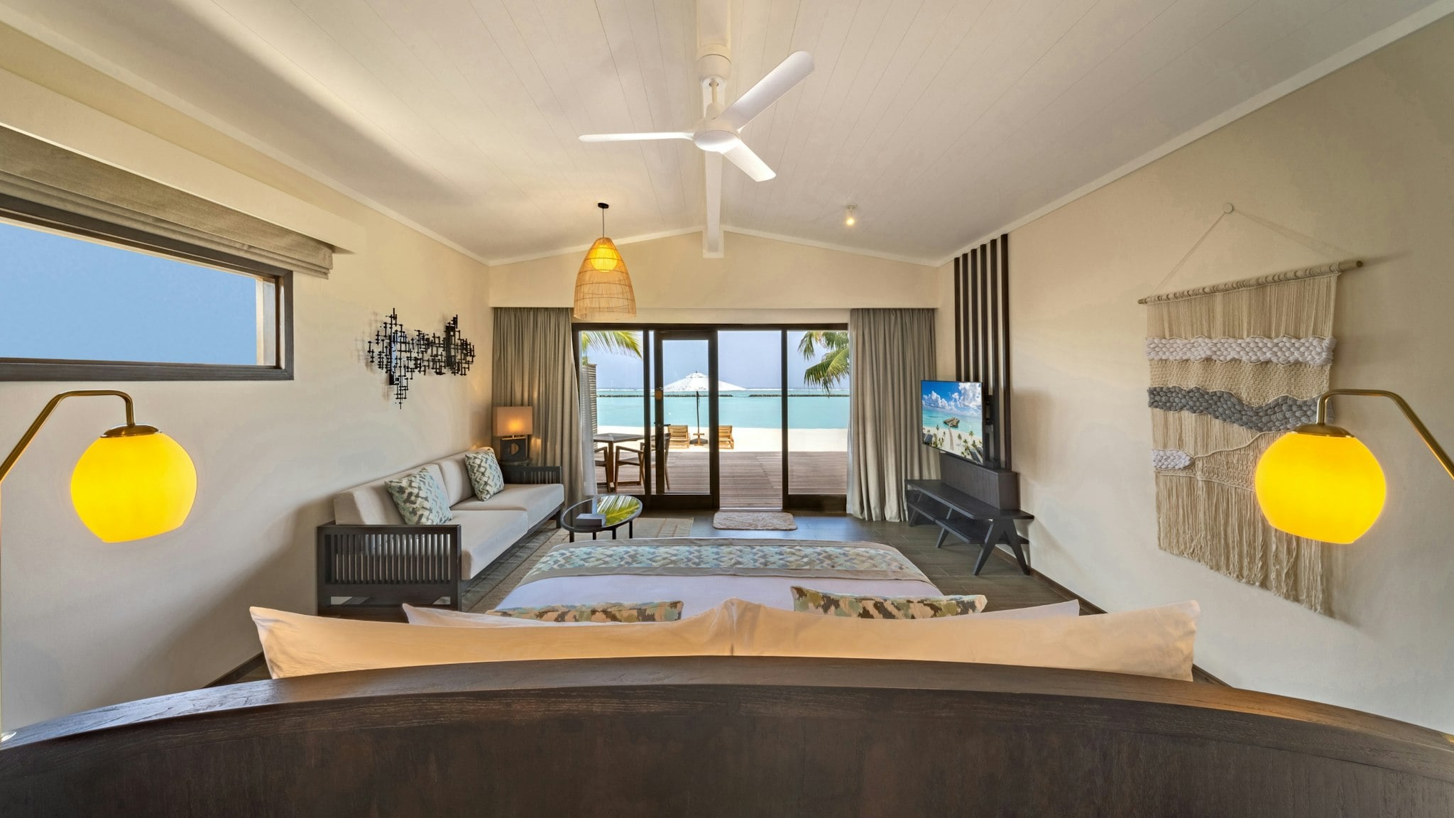 Blick auf die Sunrise Beach Villa vom Schlafzimmer aus im Nala Maldives by Jawakara