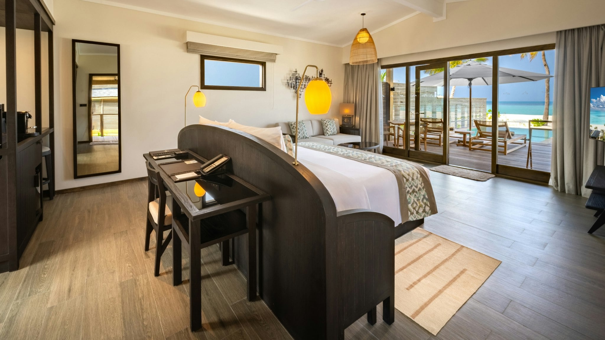 Blick vom Schlafzimmer der Sunset Beach Pool Villa im Nala Maldives by Jawakara