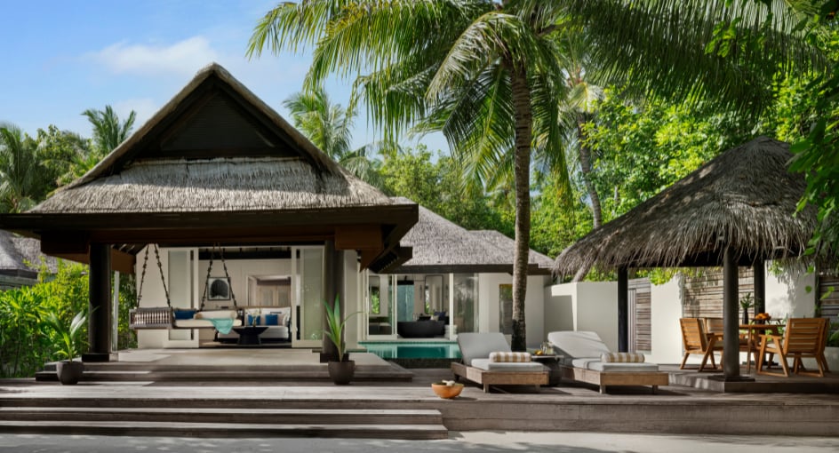 Beach House mit Pool im Naladhu Private Island Maldives