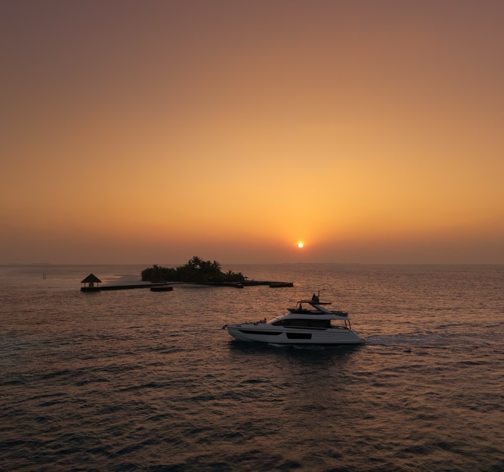 Foto von Naladhu Private Island Maldives in Naladhu Private Island Maldives. Möglicherweise ein Bild von Schiff, Yacht, Ocean, Horizont, Dämmerung, Wasser und Text.
