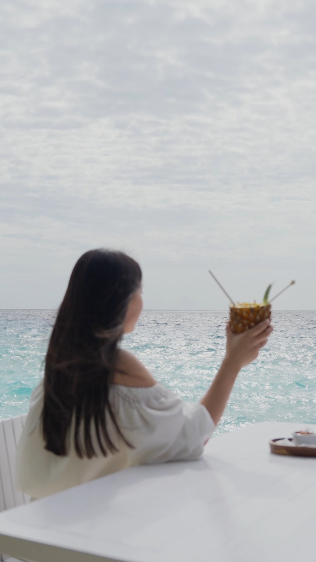 Der World Piña Colada Day verlangt nach einer Sache🍹

Frische Ananas, cremige Kokosnuss und ein Schuss Rum, meisterhaft gemixt an der Tiki Bar und serviert mit ungestörtem Blick auf die Lagune.

Manche Feiern sind ein
