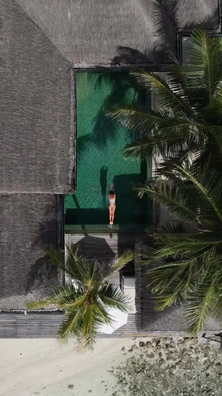 Naladhu Private Island Maldives совсем не похож на привычные мальдивские курорты. Здесь всего 20 домов, поэтому с первых минут появляется ощущение какого-то личного пространства. За каждым гостем закр