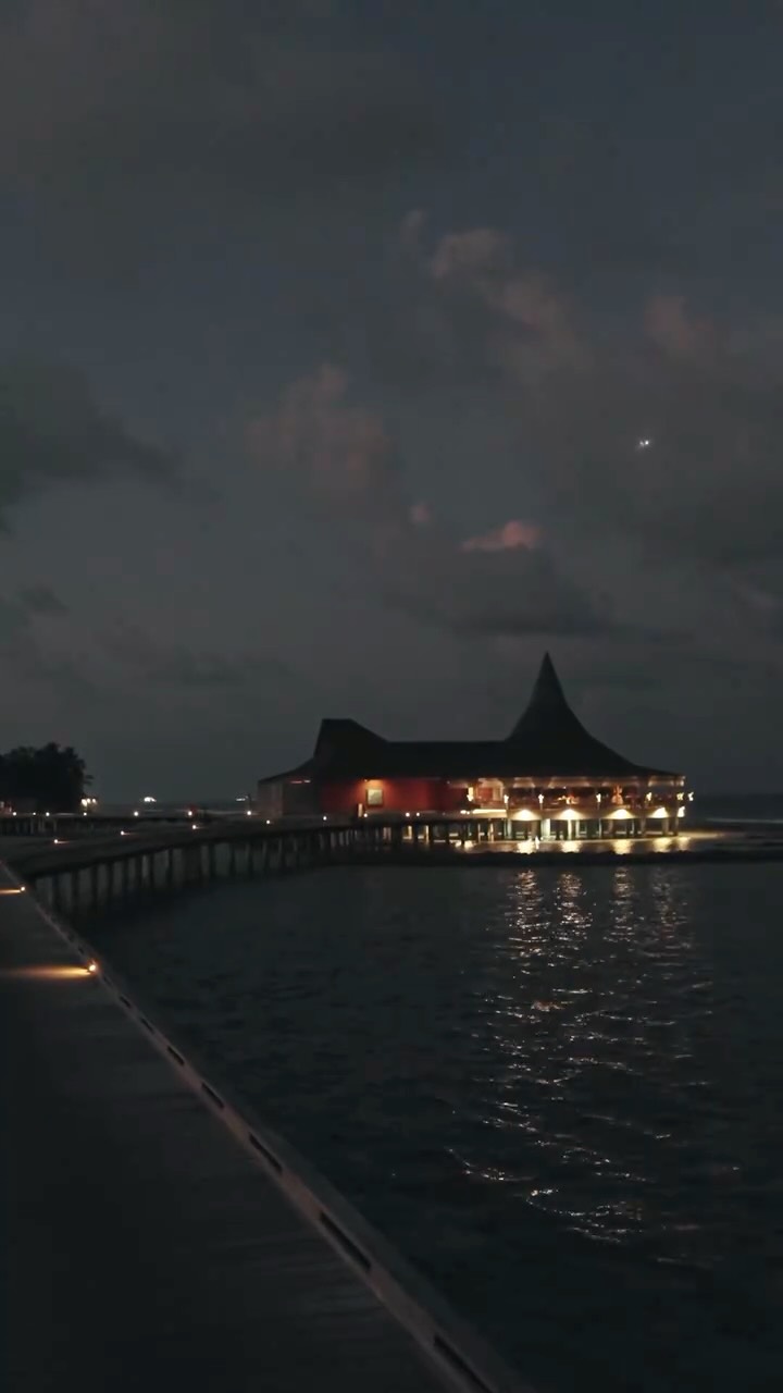 Hoch über der ruhigen Lagune gelegen, bringt Baan Huraa die lebendigen Aromen Thailands ins Herz der Malediven. Genießen Sie altbewährte Rezepte, duftende Gewürze und wunderschön zubereitete Gerichte, alle co