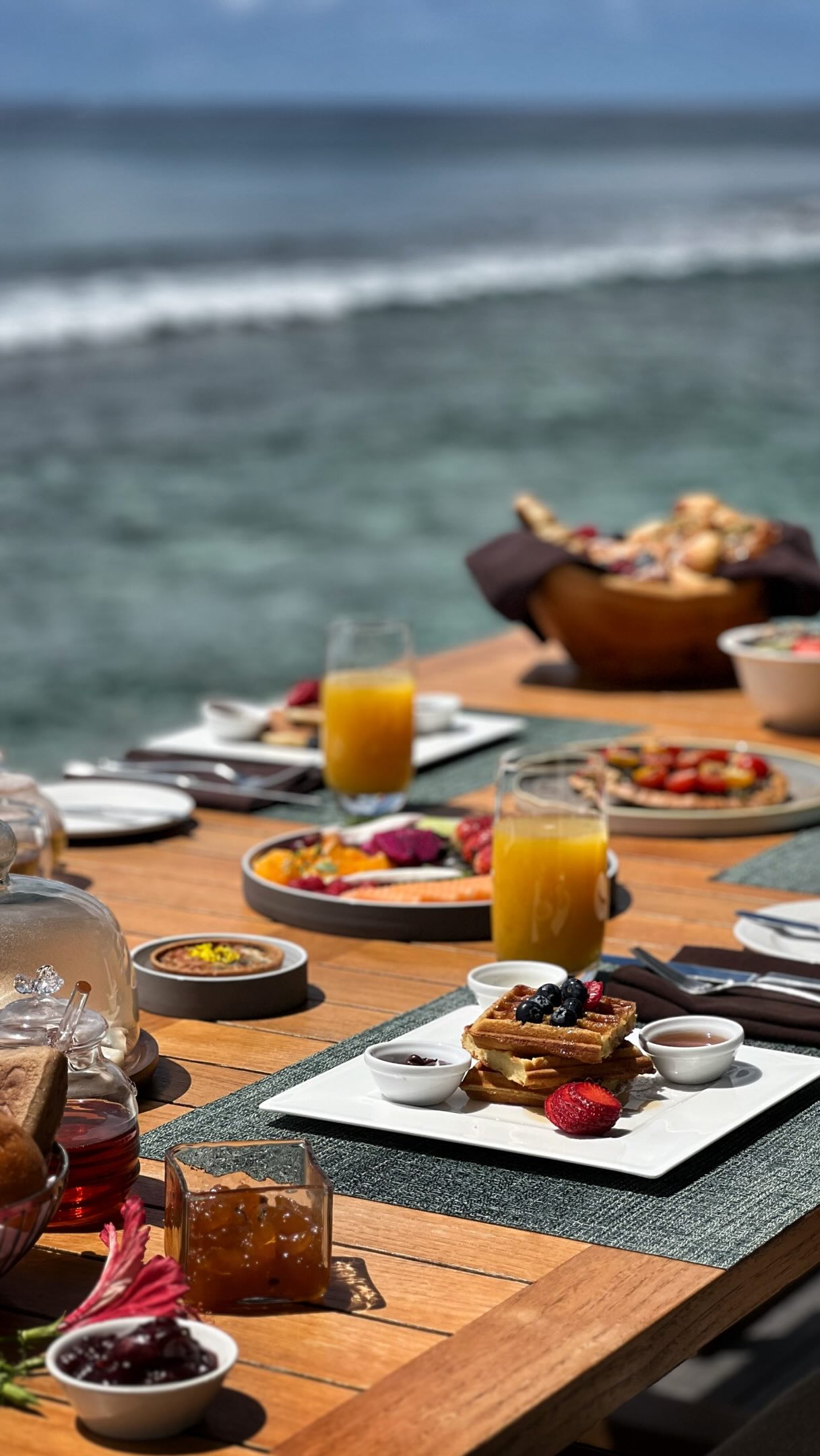 Frühstück, wunderbar entschleunigt.

Erwachen Sie zu einem privaten Morgen in Ihrer Two Bedroom Beach Pool Residence, wo das Frühstück im Freien serviert wird, während die Insel um Sie herum erwacht. Ein Tisch, gedeckt nur für Sie, um