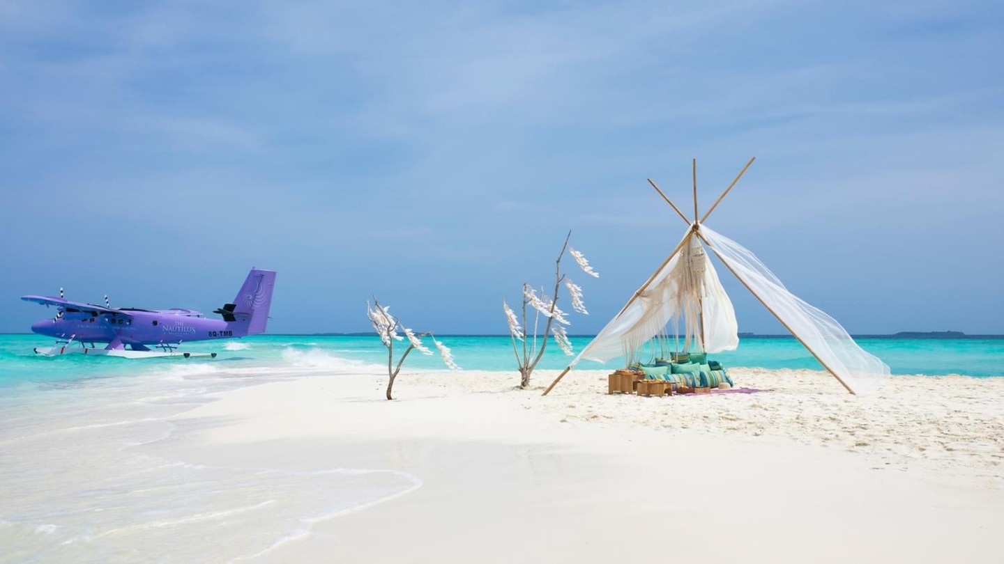 Foto von The Nautilus Maldives vom 19. Juli 2026. Könnte ein Bild von Wasserflugzeug, Hubschrauber, Zelt, Flugzeug und Text sein.