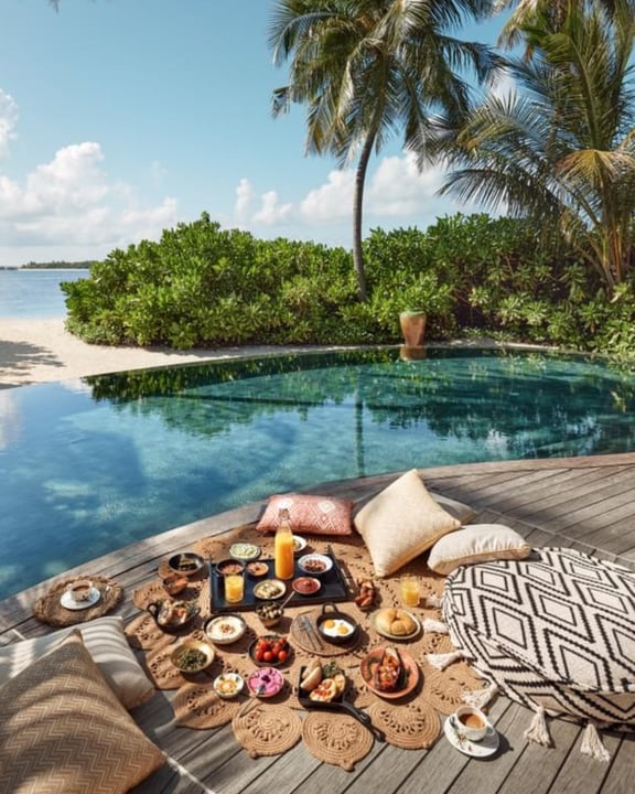 Foto von The Nautilus Maldives vom 04. September 2026. Könnte ein Bild von einer Liege, einer Cabana und Text sein.