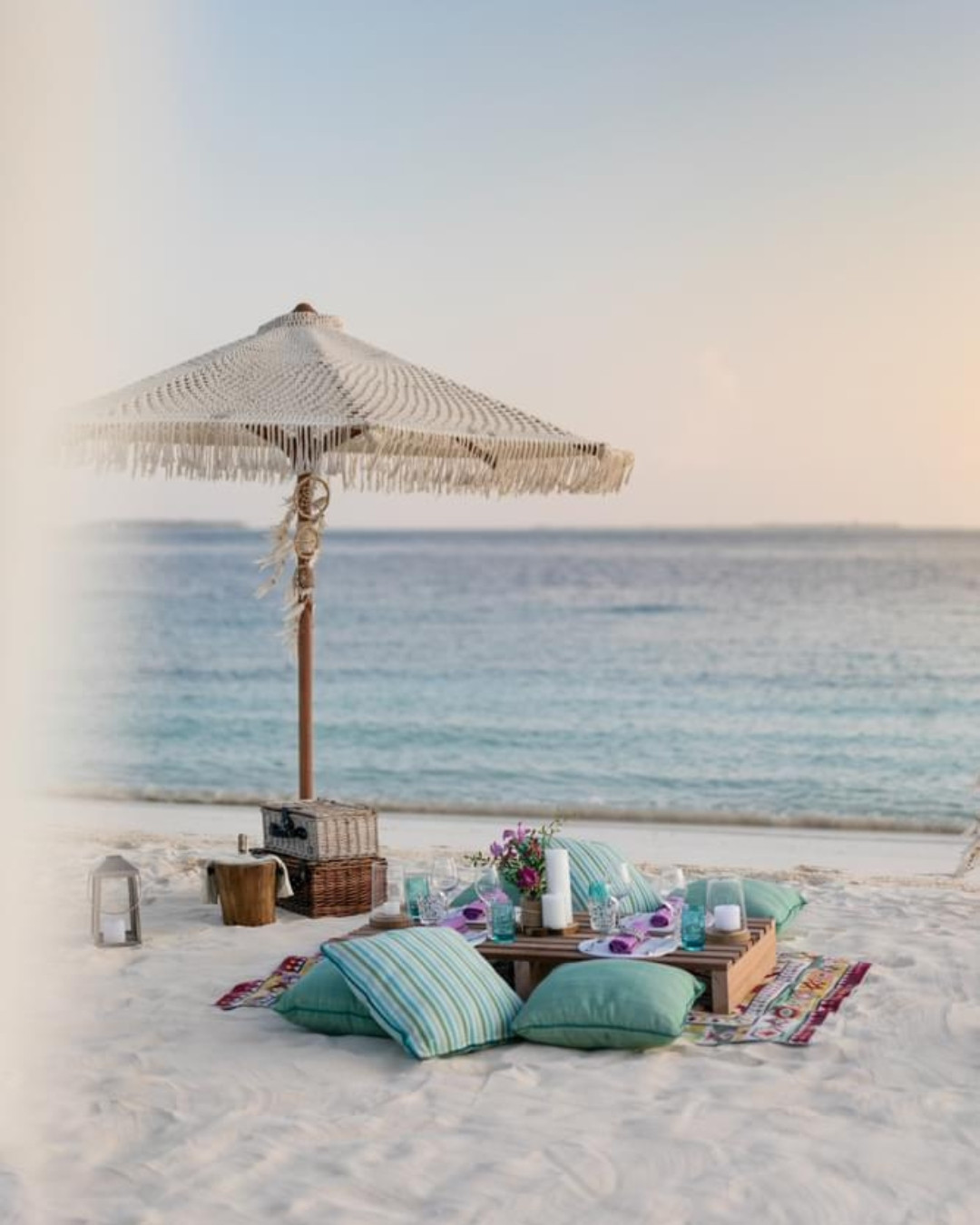 Foto von The Nautilus Maldives vom 02. September 2026. Könnte ein Bild von einem Handtuch, einem Sonnenschirm, einem Liegestuhl, einem Strand, einem Picknick, einer Cabana und Text sein.