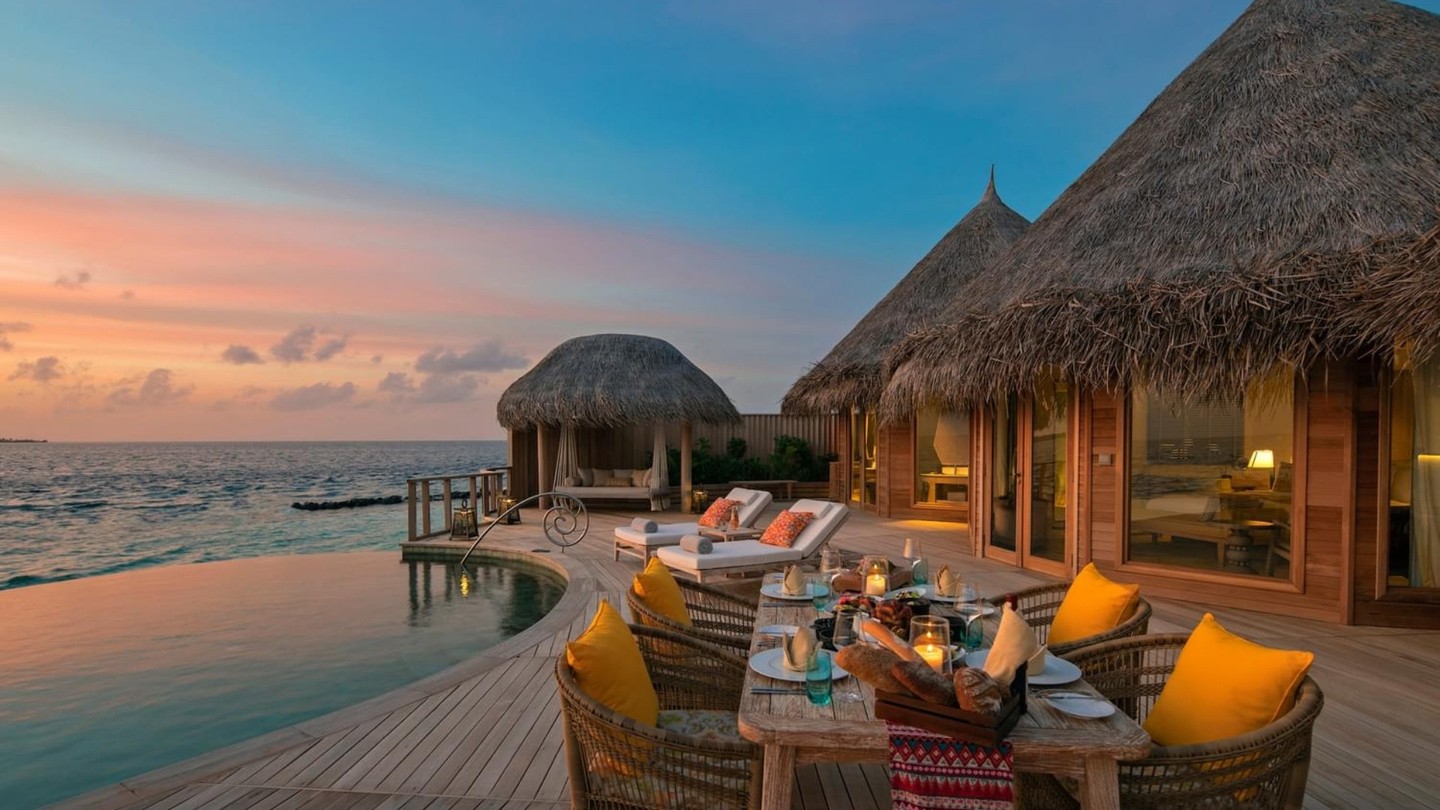 Foto di The Nautilus Maldives del 18 settembre 2026. Potrebbe essere un'immagine di crepuscolo, cabana e testo.