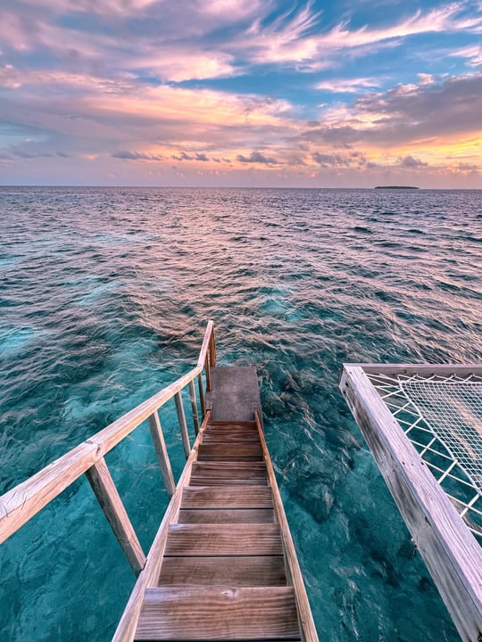 Foto di NH Collection Maldives Havodda Resort presso NH Collection Maldives Havodda Resort con @nhcollection. Potrebbe essere un'immagine raffigurante crepuscolo, oceano, orizzonte e testo.