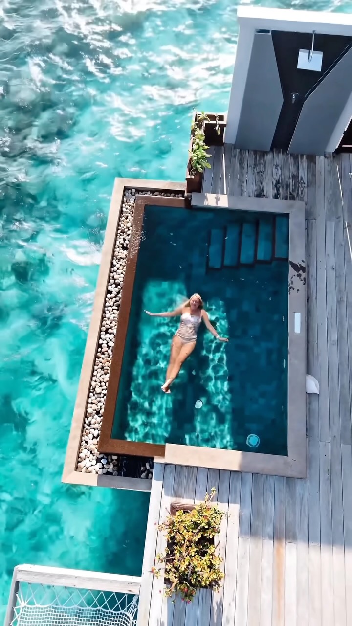 Vedute meravigliose da una splendida over water pool suite.

Prenota subito la tua per un'esperienza maldiviana d'eccezione.

#nhcollection #nhcollectionmaldiveshavodda #minorhotels #overwatervilla #overwaterpoolvi