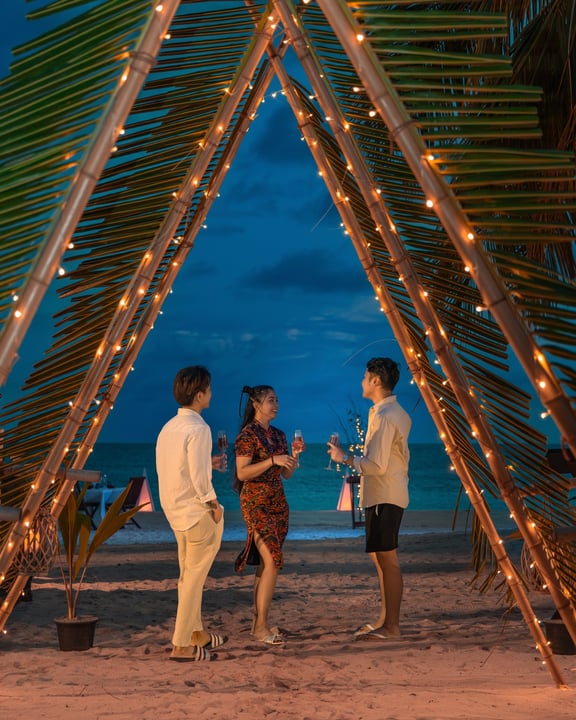 Nous sommes prêts pour la saison des fêtes à venir ! 

Célébrez Noël et le réveillon du Nouvel An au bord de la magnifique plage du NH Collection Maldives Havodda Resort.

Laissez-vous emporter par l’esprit des fêtes et émerveillez-vous devant no